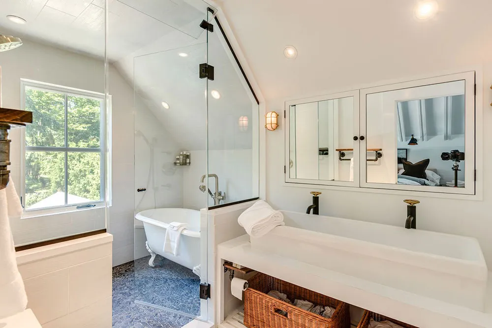 Mucho blanco y un segundo piso adicional: remodelación de un pequeño cottage en Hampton - Gallery image 15