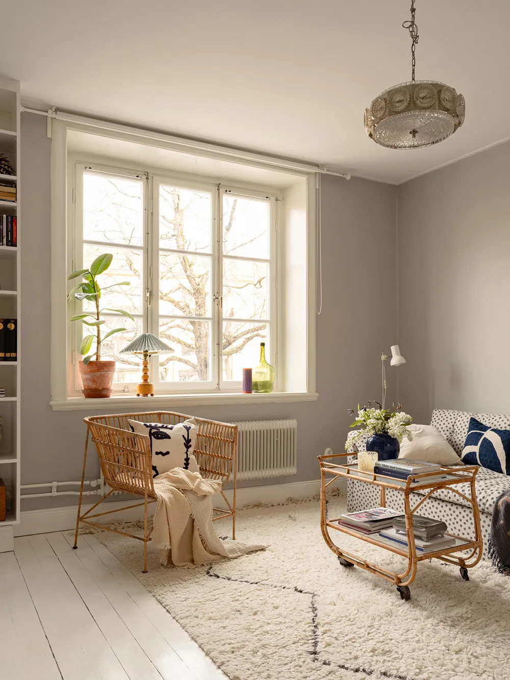 Маленька шведська квартира з ніжним інтер'єром та плямистим диваном (38 кв. м) - Gallery image 2