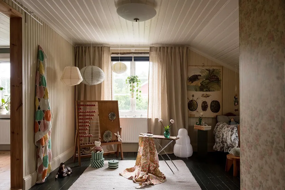 Charmant cottage suédois avec des murs floraux et des motifs ethniques - Gallery image 23