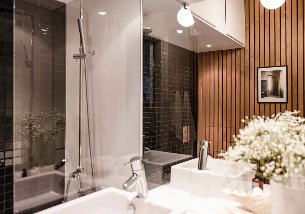 Intérieur scandinave chaud avec mur sombre en vedette (69 m²) - Gallery image 15