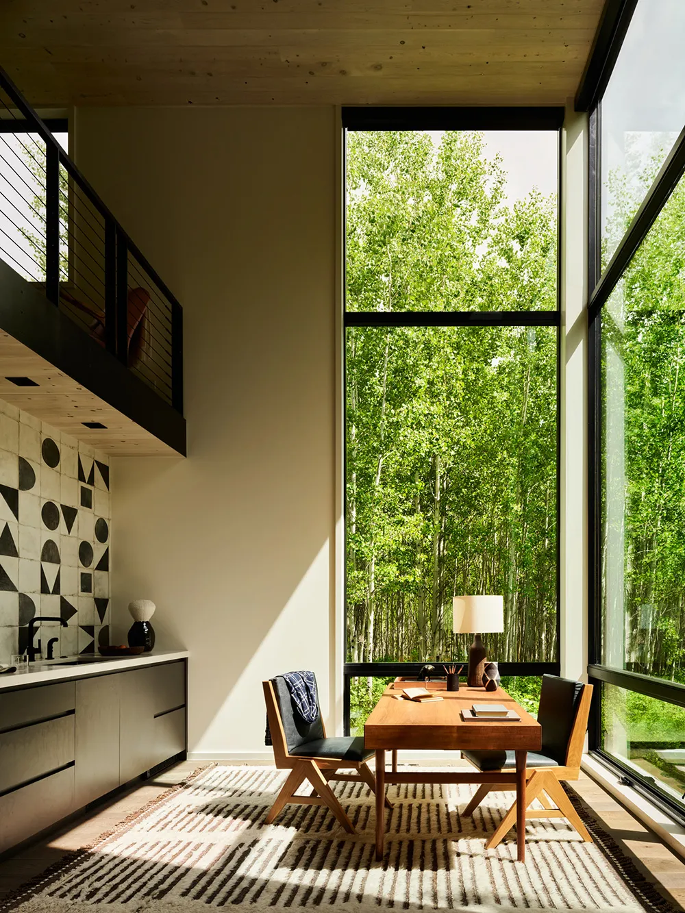 Stilvolle und gemütliche Interieurs moderner Häuser in der Eichenhecke in Kalifornien - Gallery image 22