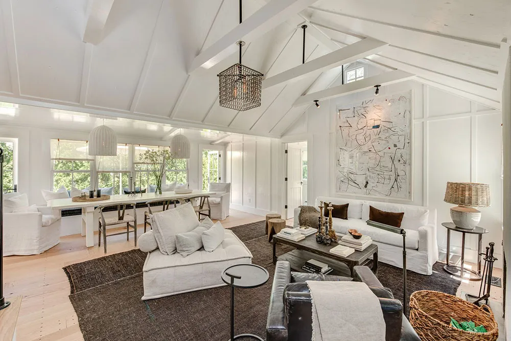 Mucho blanco y un segundo piso adicional: remodelación de un pequeño cottage en Hampton - Gallery image 4