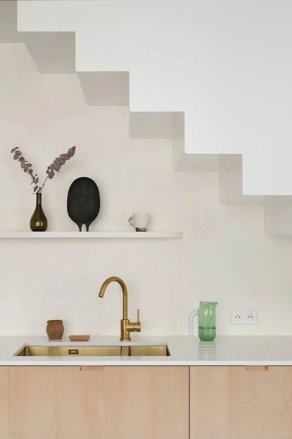 Фанера и яркий декор: современная квартира на месте столярной мастерской в Париже - Gallery image 6