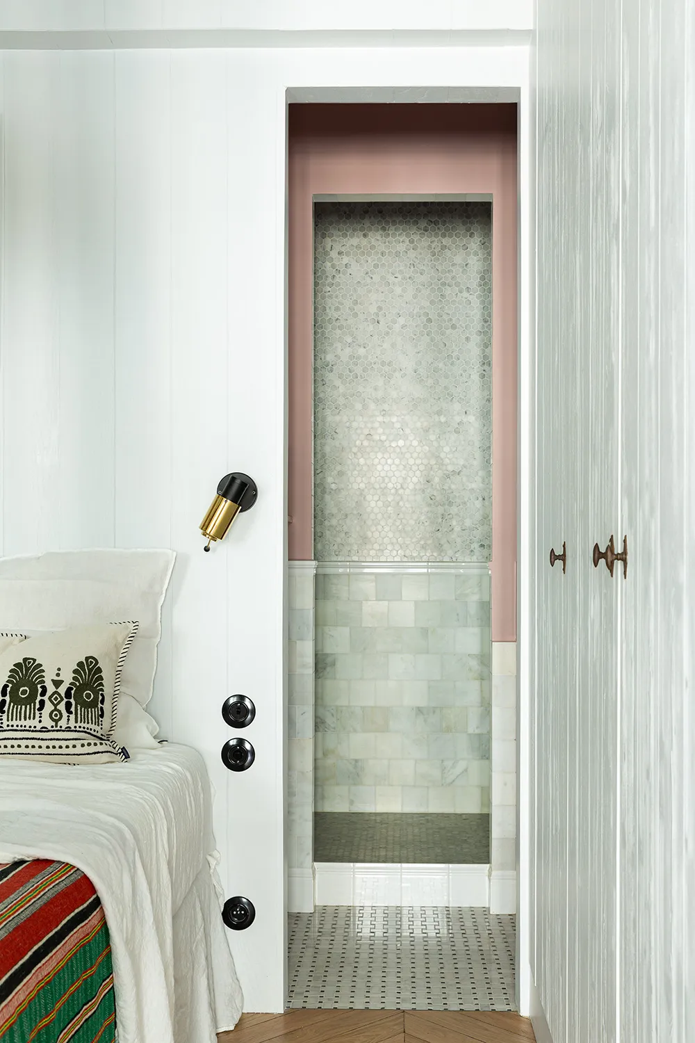 Мяккі відтінки блакитного у чарівній маленькій квартири в Парижі (35 м²) - Gallery image 10