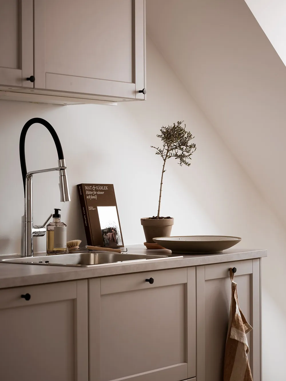 Маленькая квартира-студия на чердаке с нежным интерьером (35 кв. м) - Gallery image 19