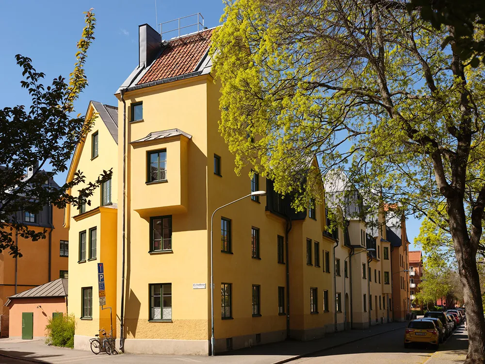 Маленька шведська квартира з ніжним інтер'єром та плямистим диваном (38 кв. м) - Gallery image 1