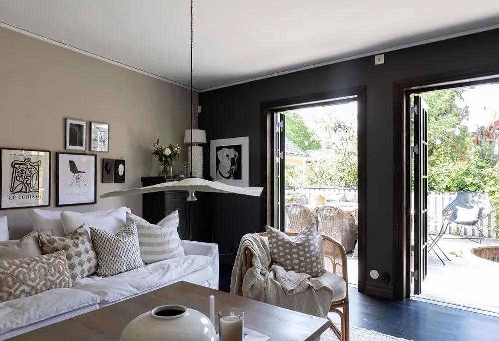 Контрастный и стильный интерьер небольшого дома в Швеции - Gallery image 1