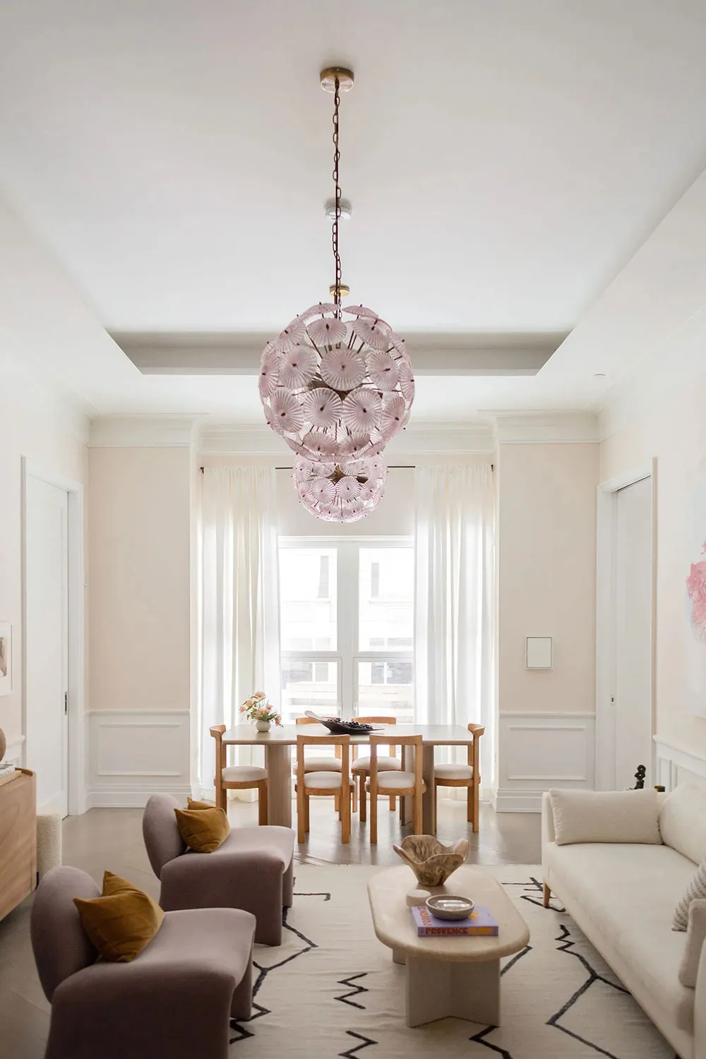 Intérieur doux d'un appartement moderne à New York par un designer mode - Gallery image 1