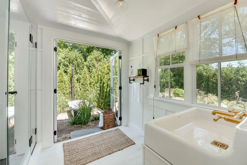 Mucho blanco y un segundo piso adicional: remodelación de un pequeño cottage en Hampton - Gallery image 9