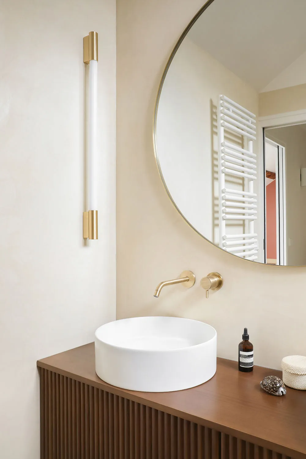 Фанера и яркий декор: современная квартира на месте столярной мастерской в Париже - Gallery image 12