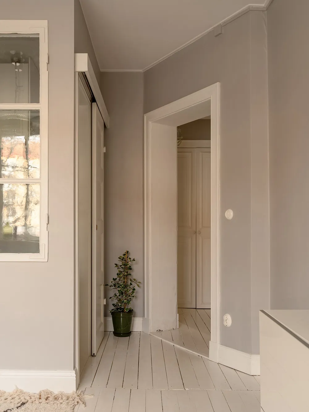 Маленька шведська квартира з ніжним інтер'єром та плямистим диваном (38 кв. м) - Gallery image 9