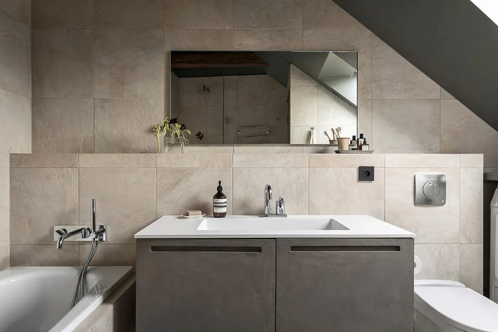 Une intéressante appartement de mansarde avec murs olive et terrasse (66 m²) - Gallery image 10