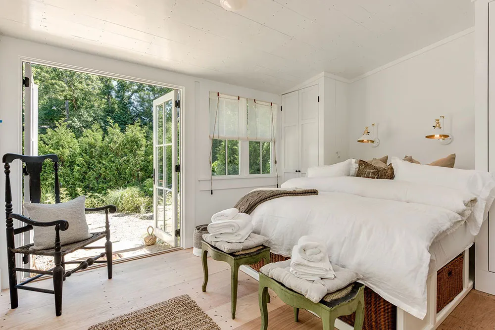 Mucho blanco y un segundo piso adicional: remodelación de un pequeño cottage en Hampton - Gallery image 8