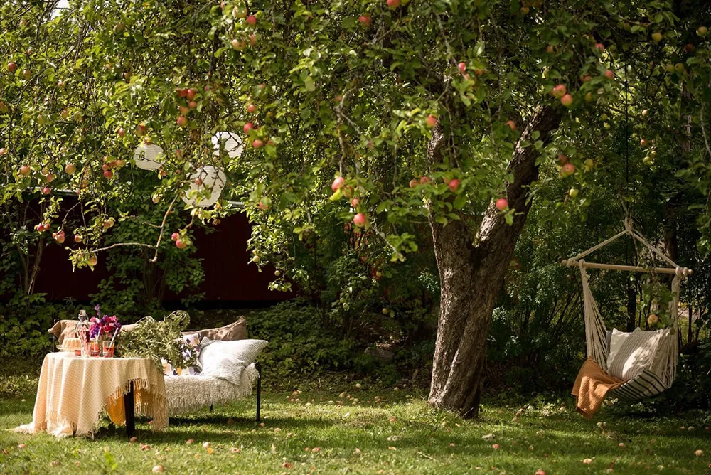 Charmant cottage suédois avec des murs floraux et des motifs ethniques - Gallery image 26