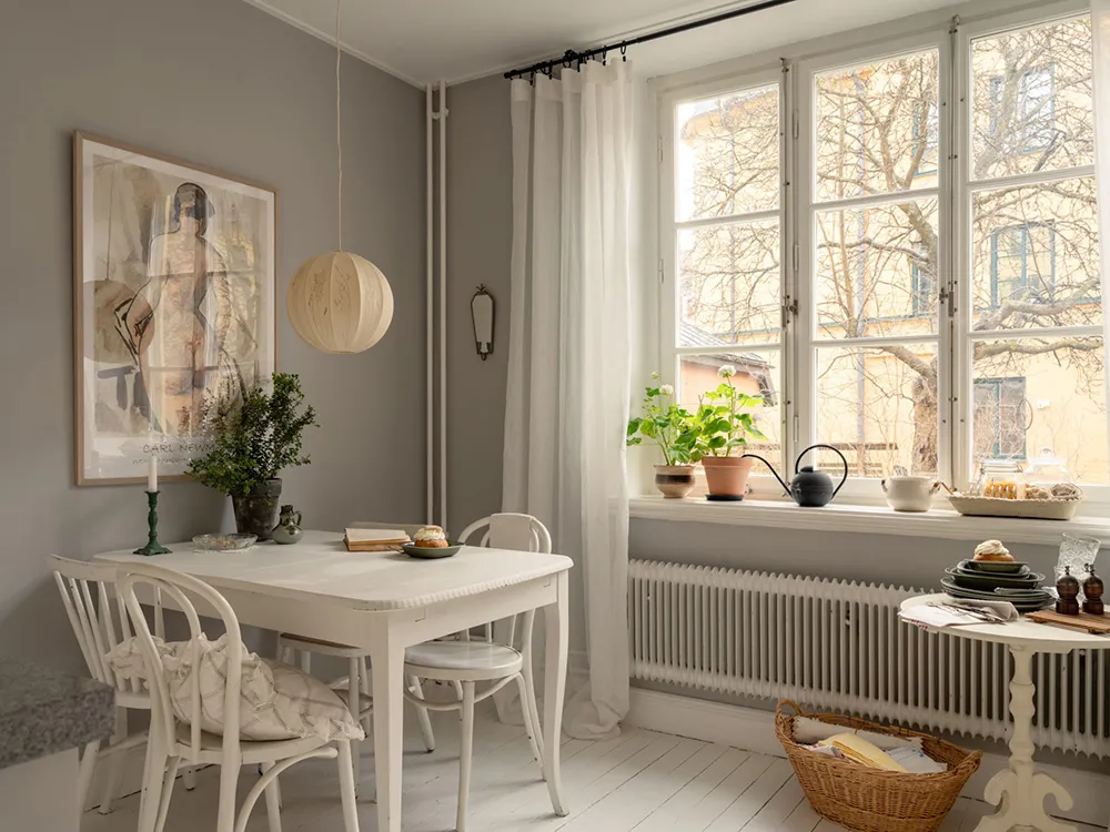 Маленька шведська квартира з ніжним інтер'єром та плямистим диваном (38 кв. м) - Gallery image 15