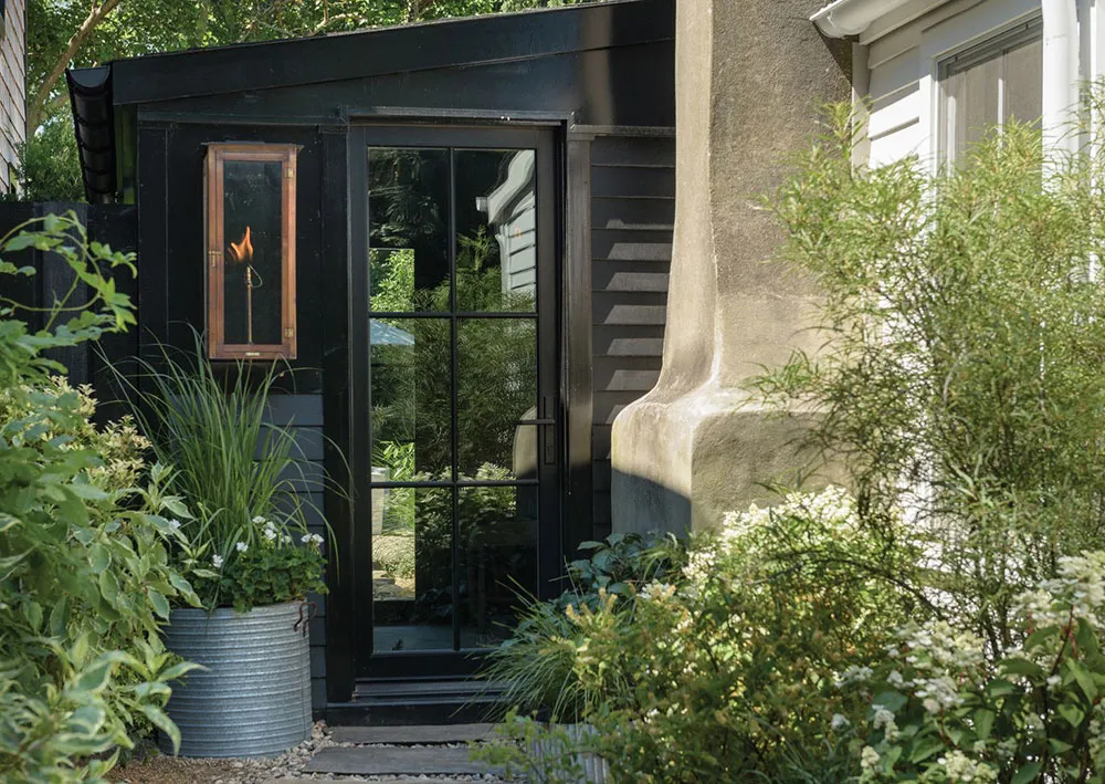 Mucho blanco y un segundo piso adicional: remodelación de un pequeño cottage en Hampton - Gallery image 22