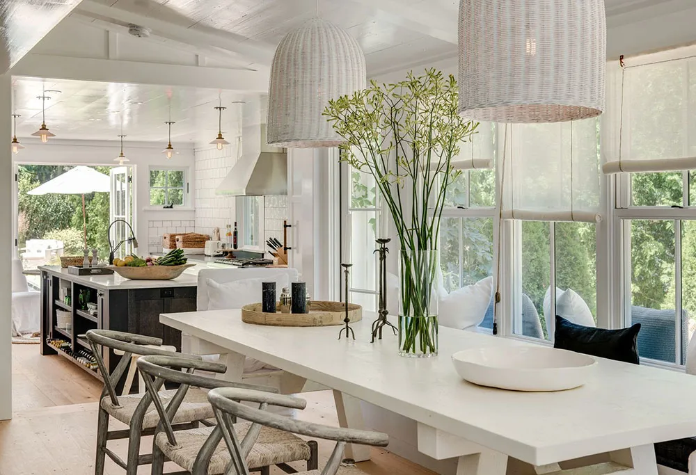 Mucho blanco y un segundo piso adicional: remodelación de un pequeño cottage en Hampton - Gallery image 1