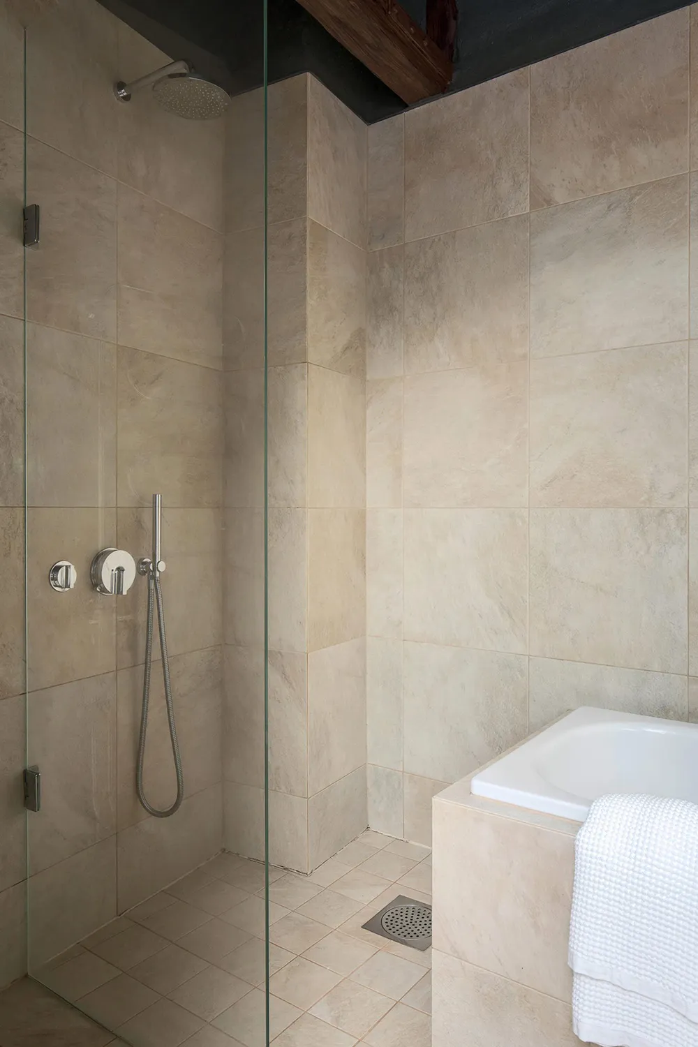 Une intéressante appartement de mansarde avec murs olive et terrasse (66 m²) - Gallery image 11