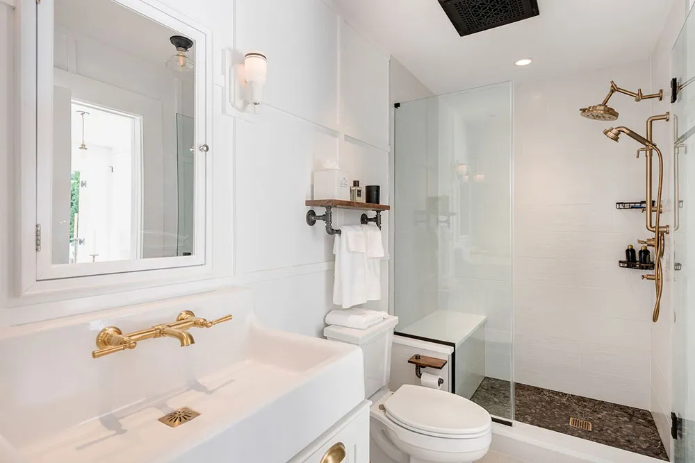 Mucho blanco y un segundo piso adicional: remodelación de un pequeño cottage en Hampton - Gallery image 12