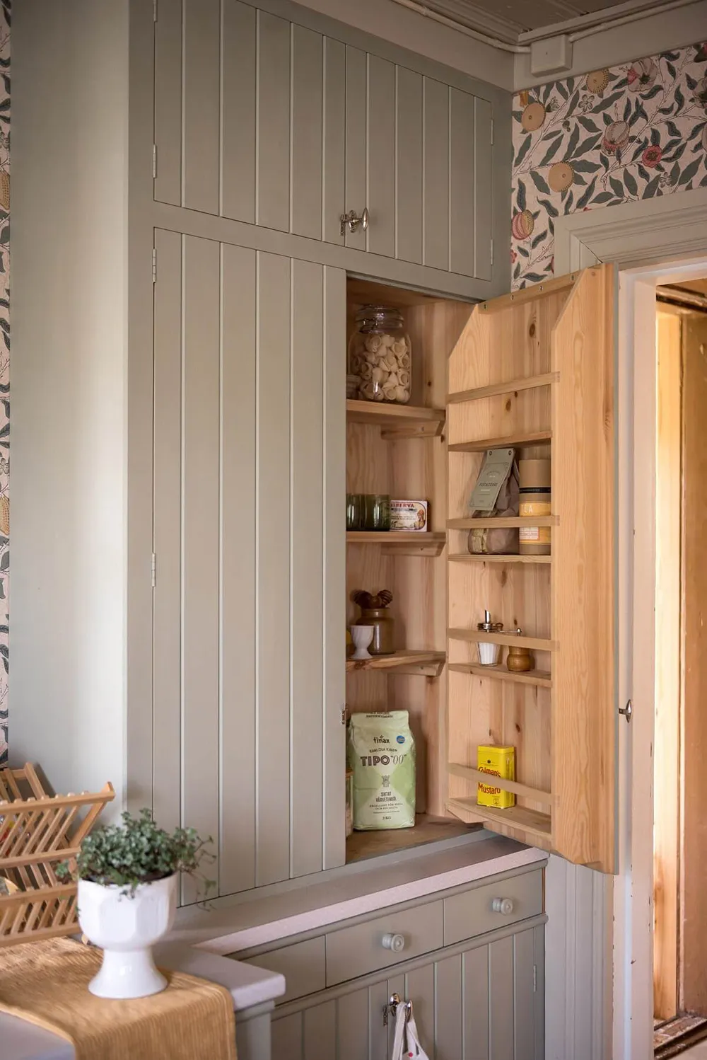 Charmant cottage suédois avec des murs floraux et des motifs ethniques - Gallery image 4