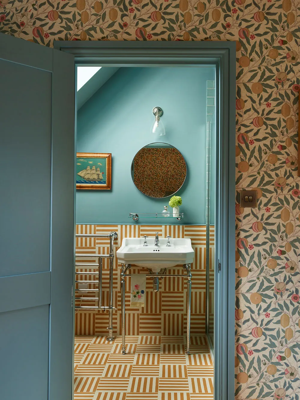 Reino de impresiones coloridas en el diseño de una acogedora casa inglesa - Gallery image 11