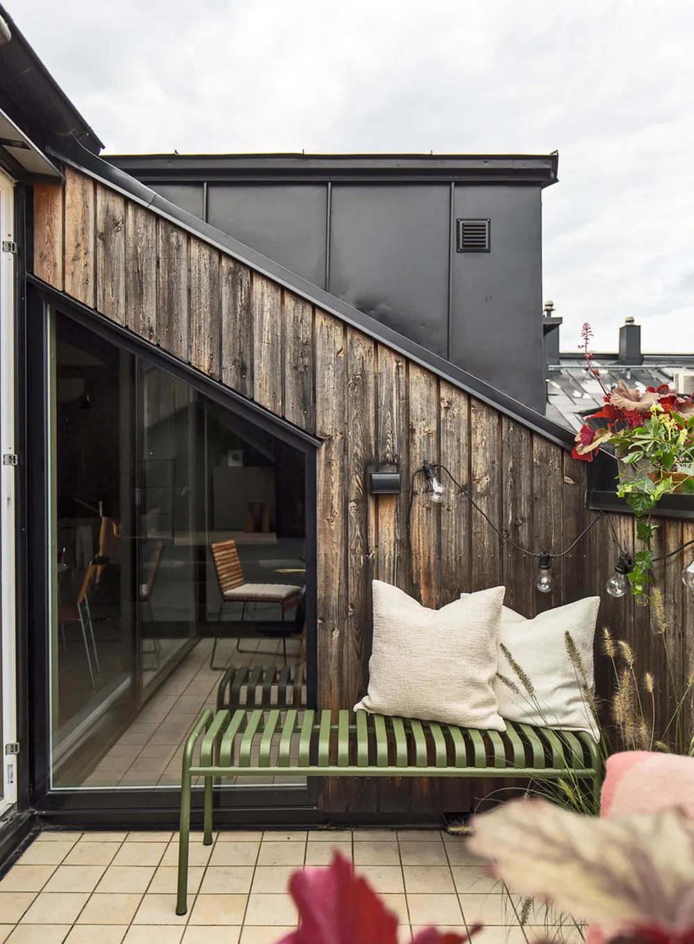 Une intéressante appartement de mansarde avec murs olive et terrasse (66 m²) - Gallery image 17