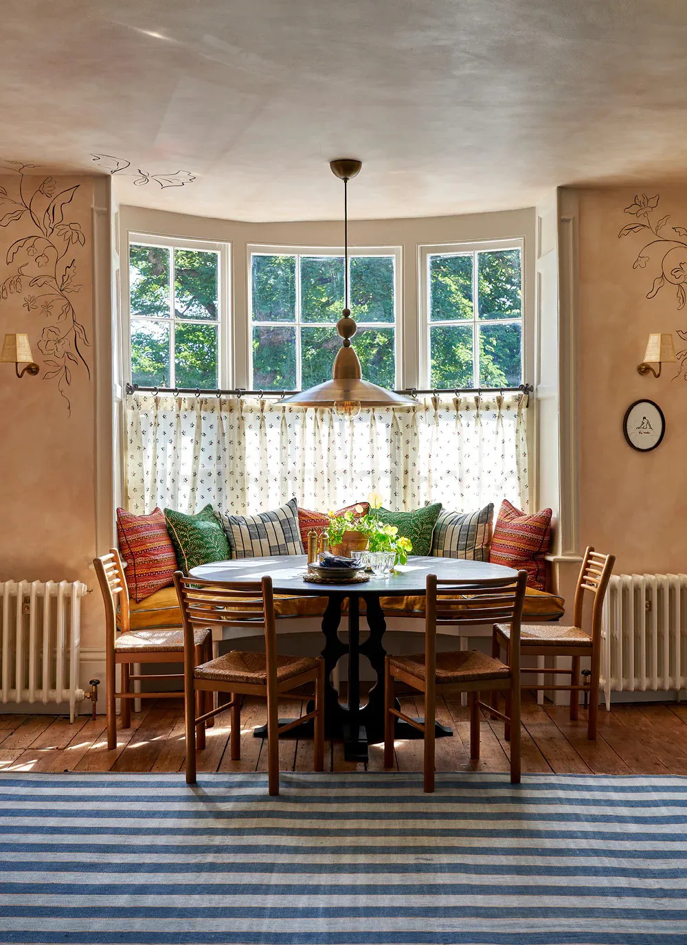 Antiquités et couleurs vives : un intérieur joyeux dans une maison anglaise ancienne - Gallery image 7