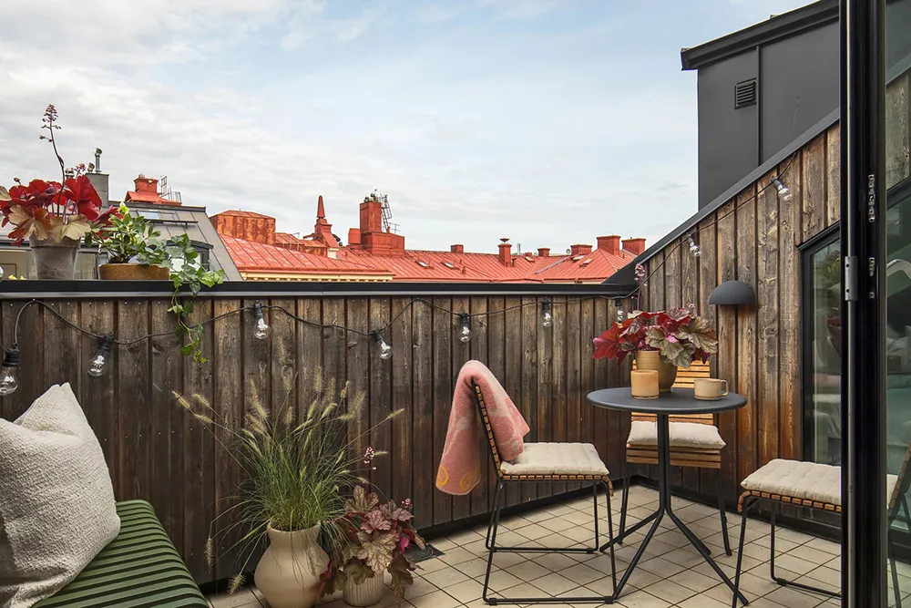 Une intéressante appartement de mansarde avec murs olive et terrasse (66 m²) - Gallery image 16