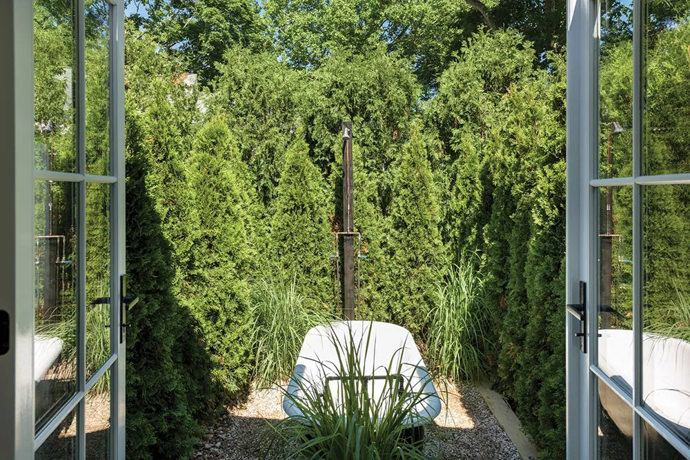 Mucho blanco y un segundo piso adicional: remodelación de un pequeño cottage en Hampton - Gallery image 10