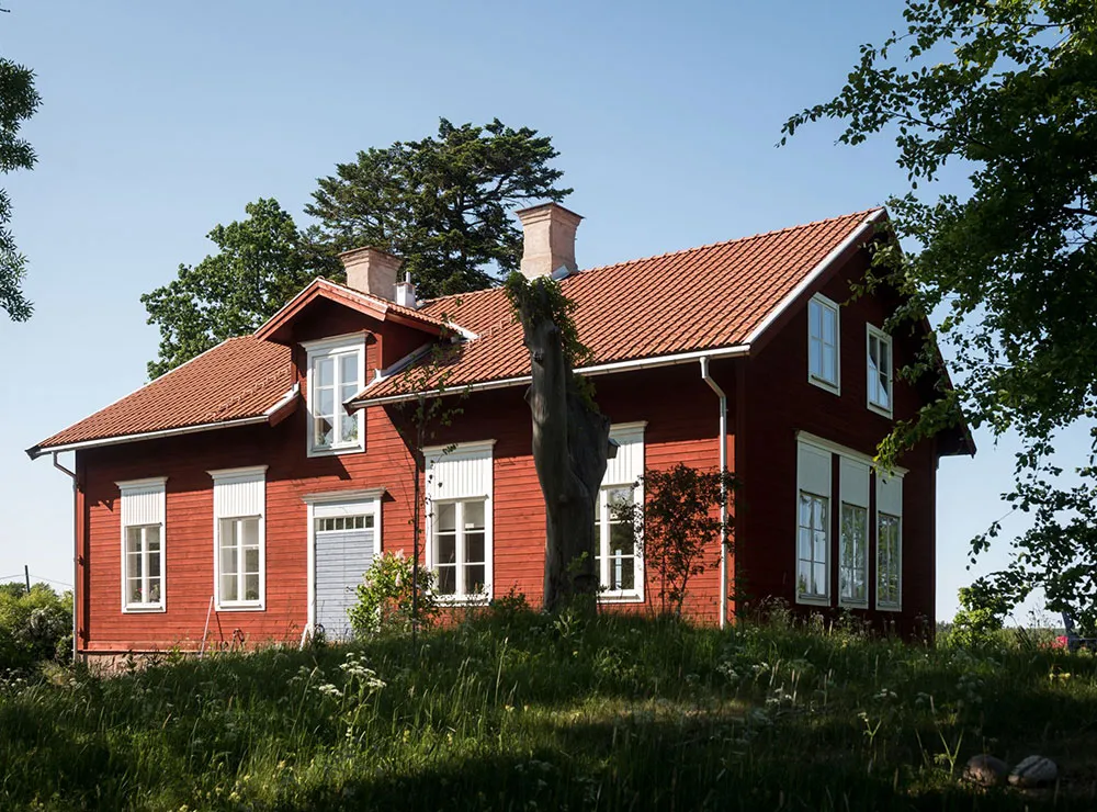 Une belle maison suédoise de campagne avec véranda et vues panoramiques - Gallery image 1