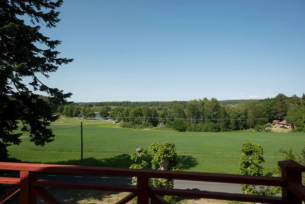 Une belle maison suédoise de campagne avec véranda et vues panoramiques - Gallery image 27