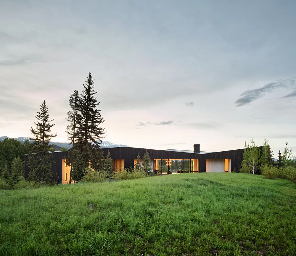 Stilvolle und gemütliche Interieurs moderner Häuser in der Eichenhecke in Kalifornien - Gallery image 3