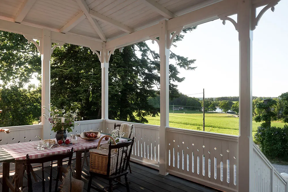 Une belle maison suédoise de campagne avec véranda et vues panoramiques - Gallery image 4