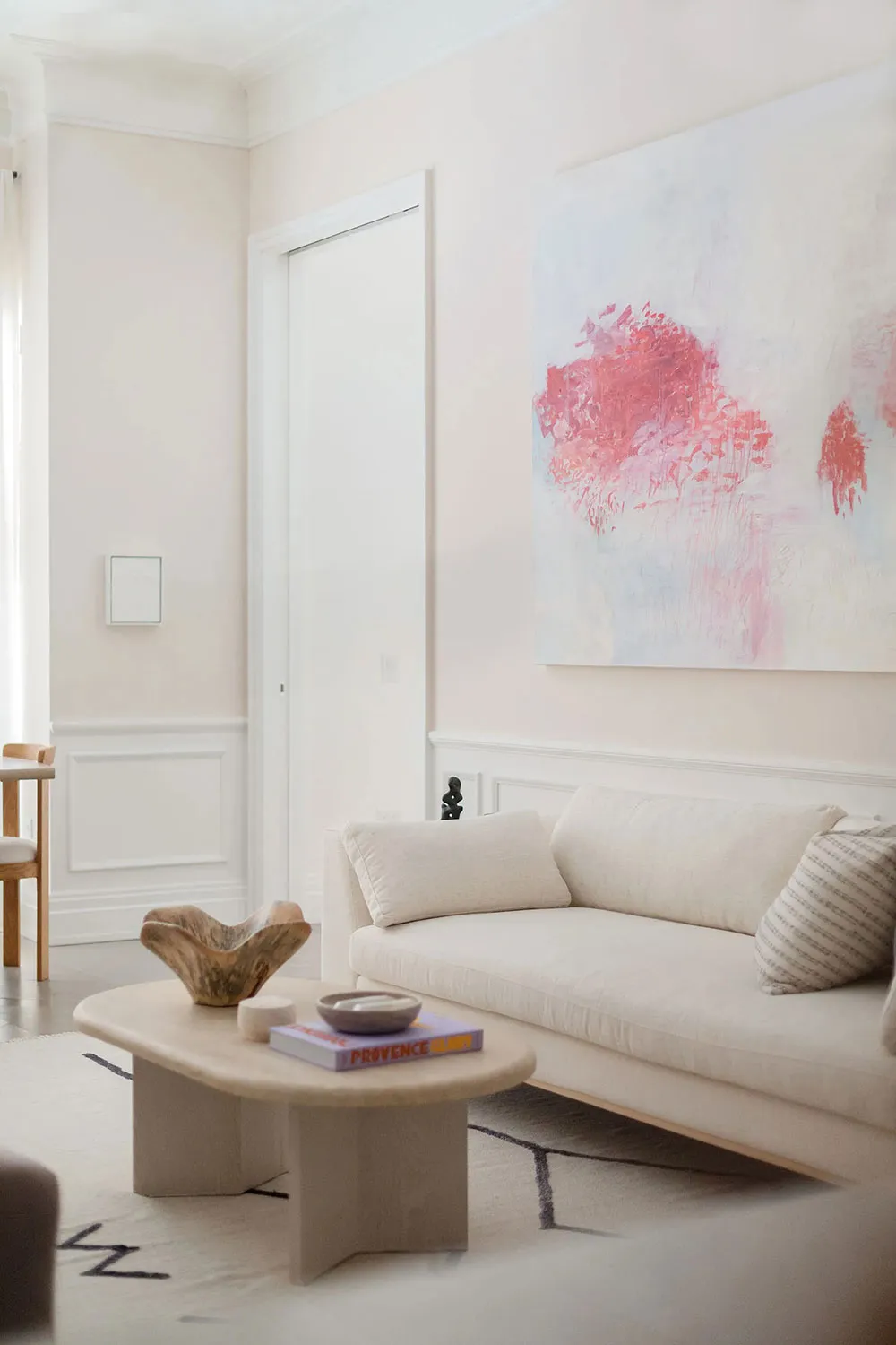 Intérieur doux d'un appartement moderne à New York par un designer mode - Gallery image 4