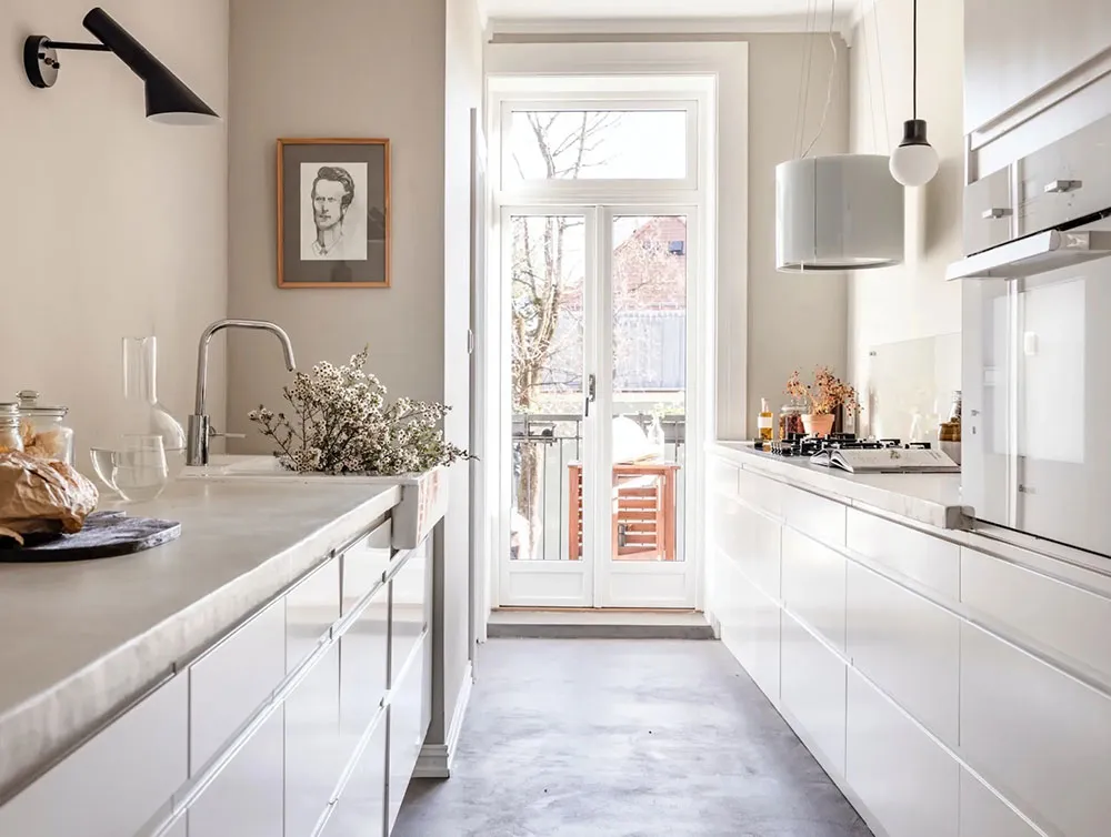 Intérieur scandinave chaud avec mur sombre en vedette (69 m²) - Gallery image 11