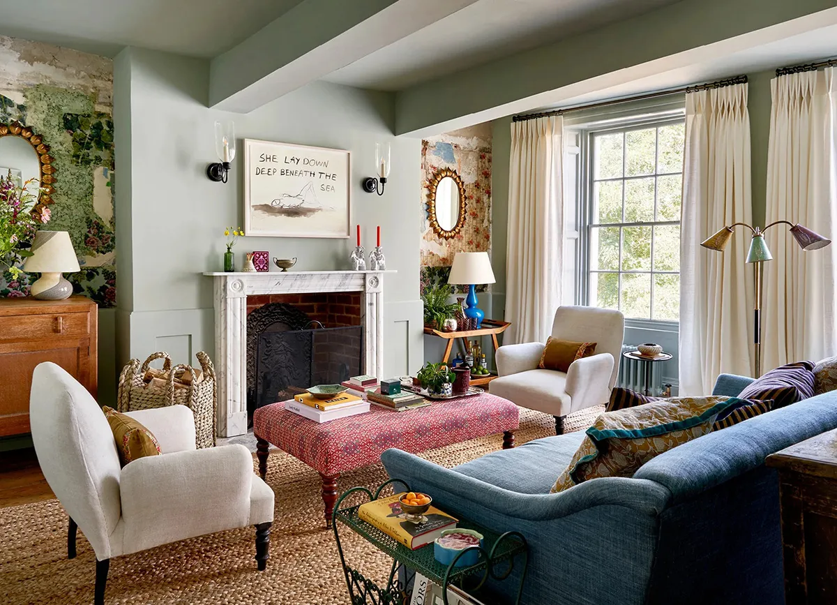 Antiquités et couleurs vives : un intérieur joyeux dans une maison anglaise ancienne - Gallery image 2