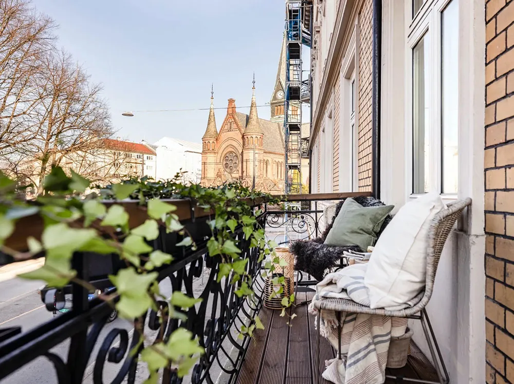 Intérieur scandinave chaud avec mur sombre en vedette (69 m²) - Gallery image 4