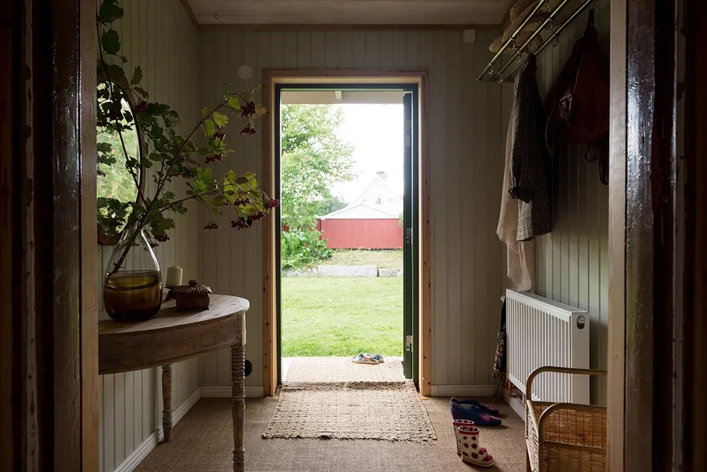 Charmant cottage suédois avec des murs floraux et des motifs ethniques - Gallery image 19