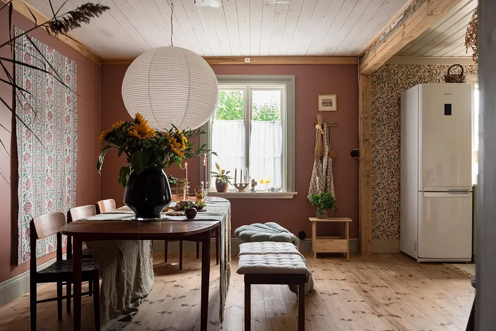 Charmant cottage suédois avec des murs floraux et des motifs ethniques - Gallery image 13