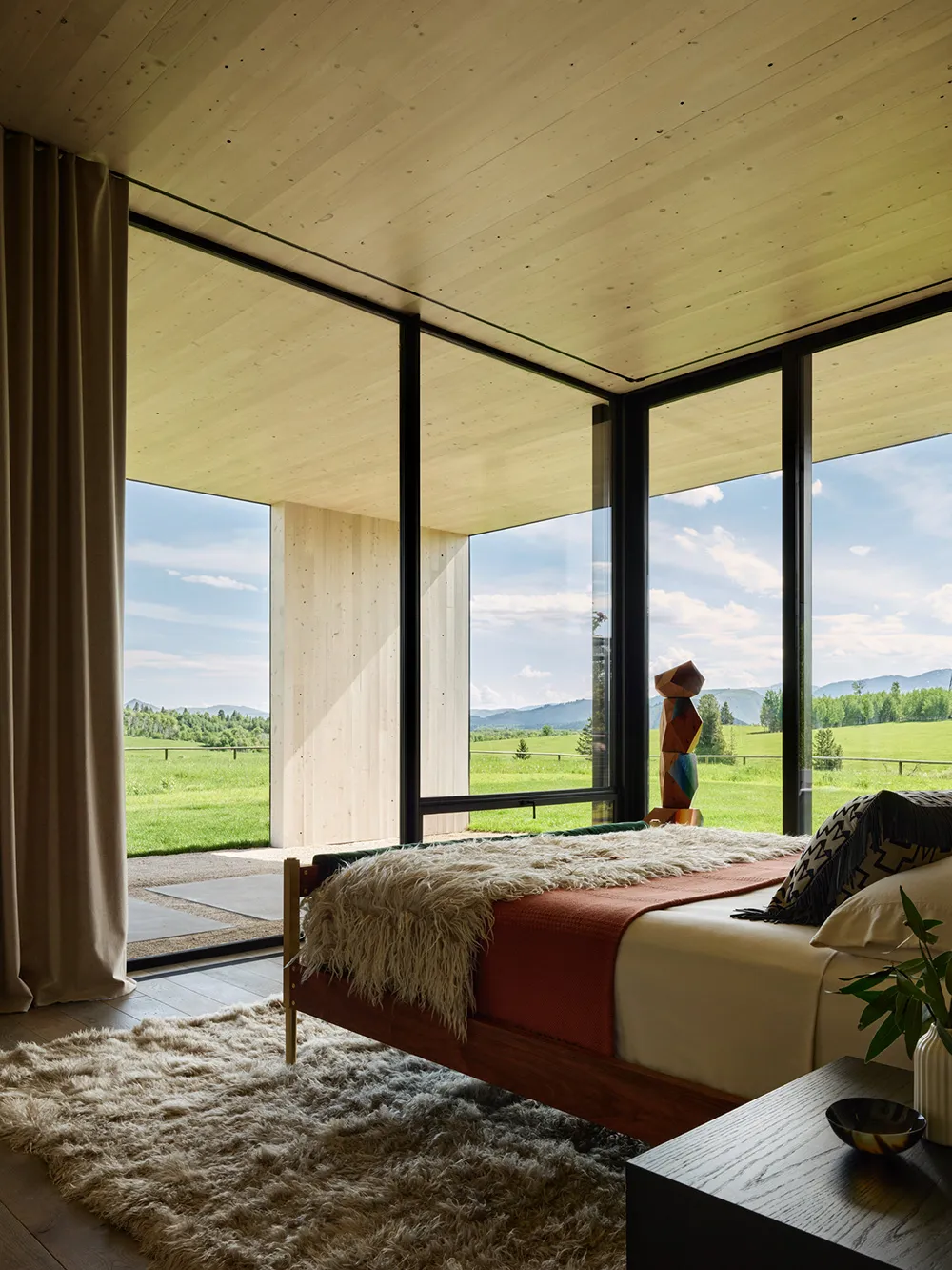 Stilvolle und gemütliche Interieurs moderner Häuser in der Eichenhecke in Kalifornien - Gallery image 15