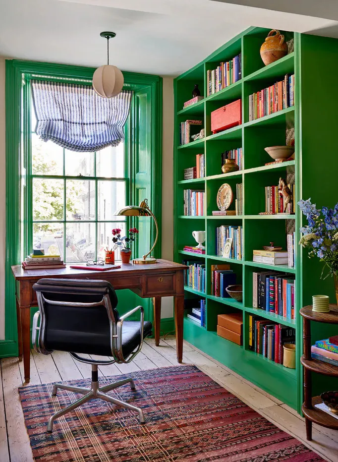 Antiquités et couleurs vives : un intérieur joyeux dans une maison anglaise ancienne - Gallery image 4