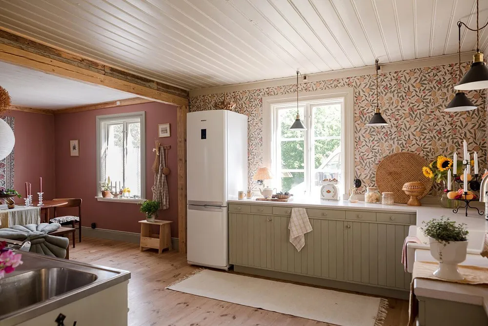 Charmant cottage suédois avec des murs floraux et des motifs ethniques - Gallery image 8