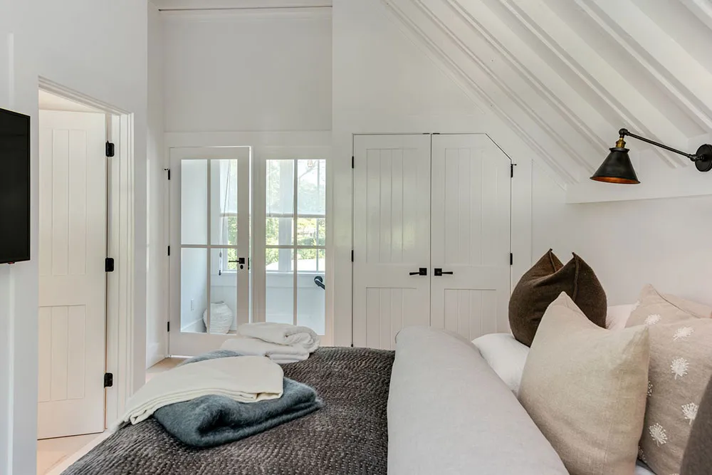 Mucho blanco y un segundo piso adicional: remodelación de un pequeño cottage en Hampton - Gallery image 14