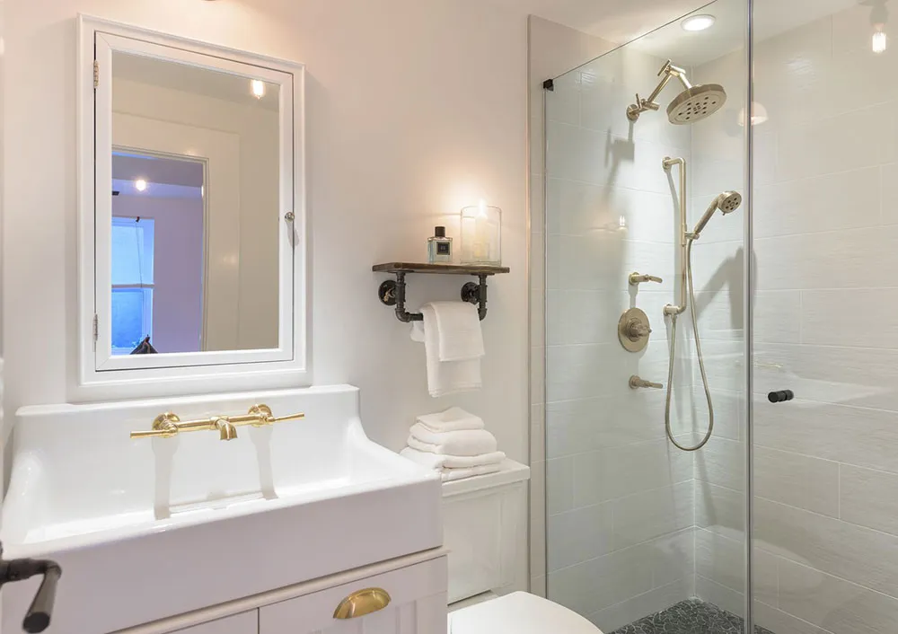 Mucho blanco y un segundo piso adicional: remodelación de un pequeño cottage en Hampton - Gallery image 16