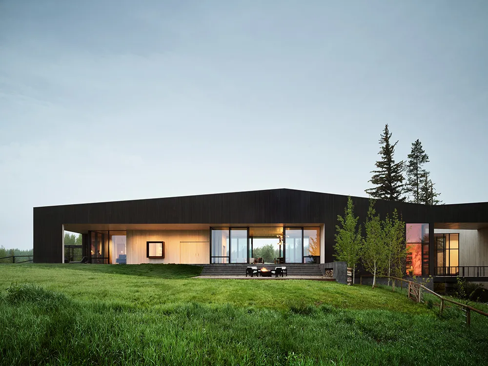 Stilvolle und gemütliche Interieurs moderner Häuser in der Eichenhecke in Kalifornien - Gallery image 37