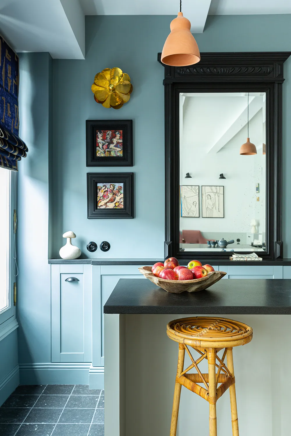 Мяккі відтінки блакитного у чарівній маленькій квартири в Парижі (35 м²) - Gallery image 4