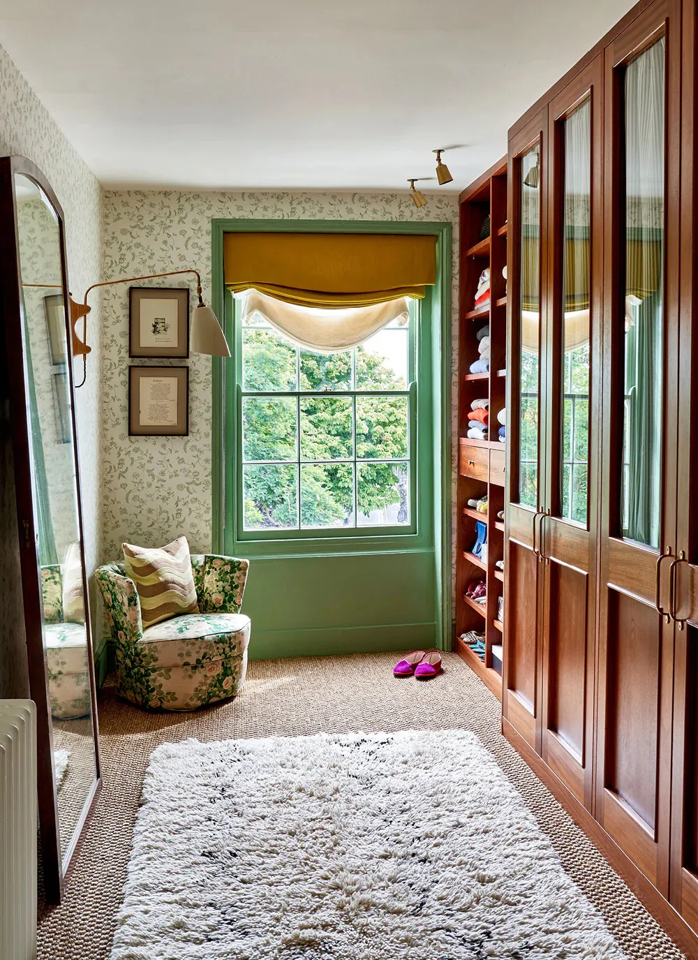 Antiquités et couleurs vives : un intérieur joyeux dans une maison anglaise ancienne - Gallery image 15