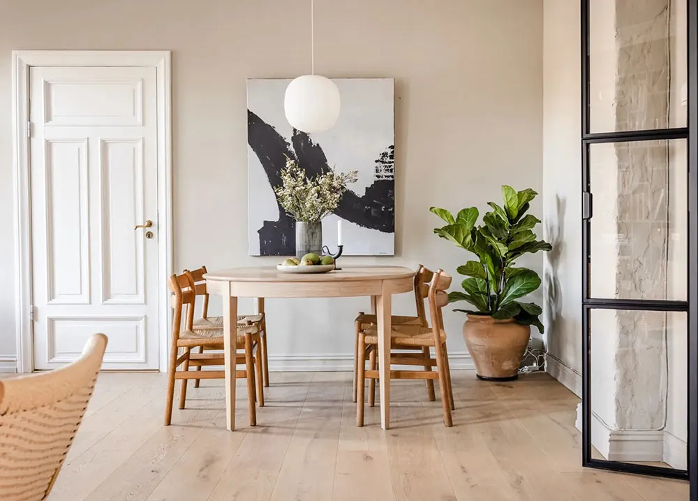 Intérieur scandinave chaud avec mur sombre en vedette (69 m²) - Gallery image 5