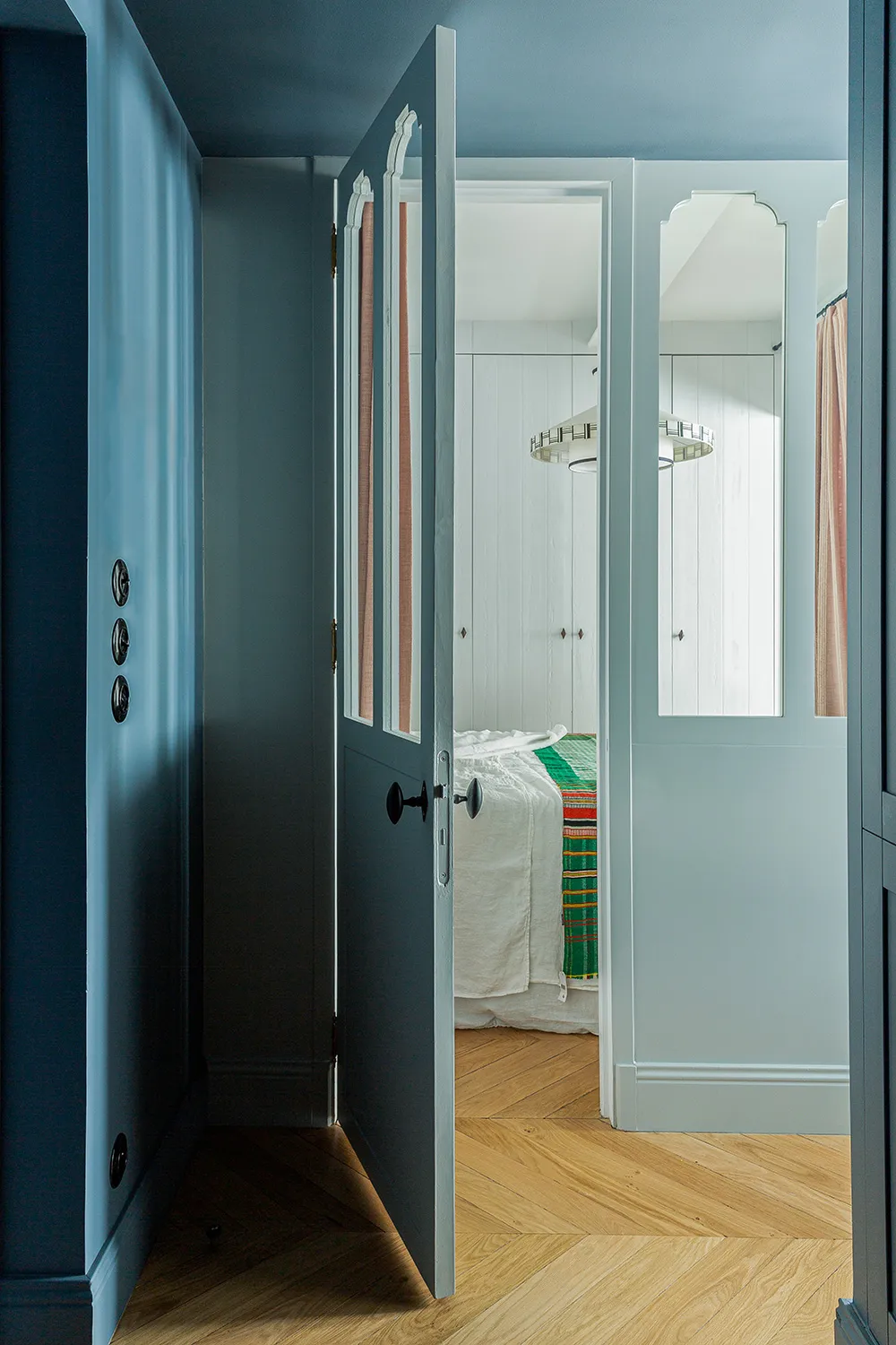 Мяккі відтінки блакитного у чарівній маленькій квартири в Парижі (35 м²) - Gallery image 13