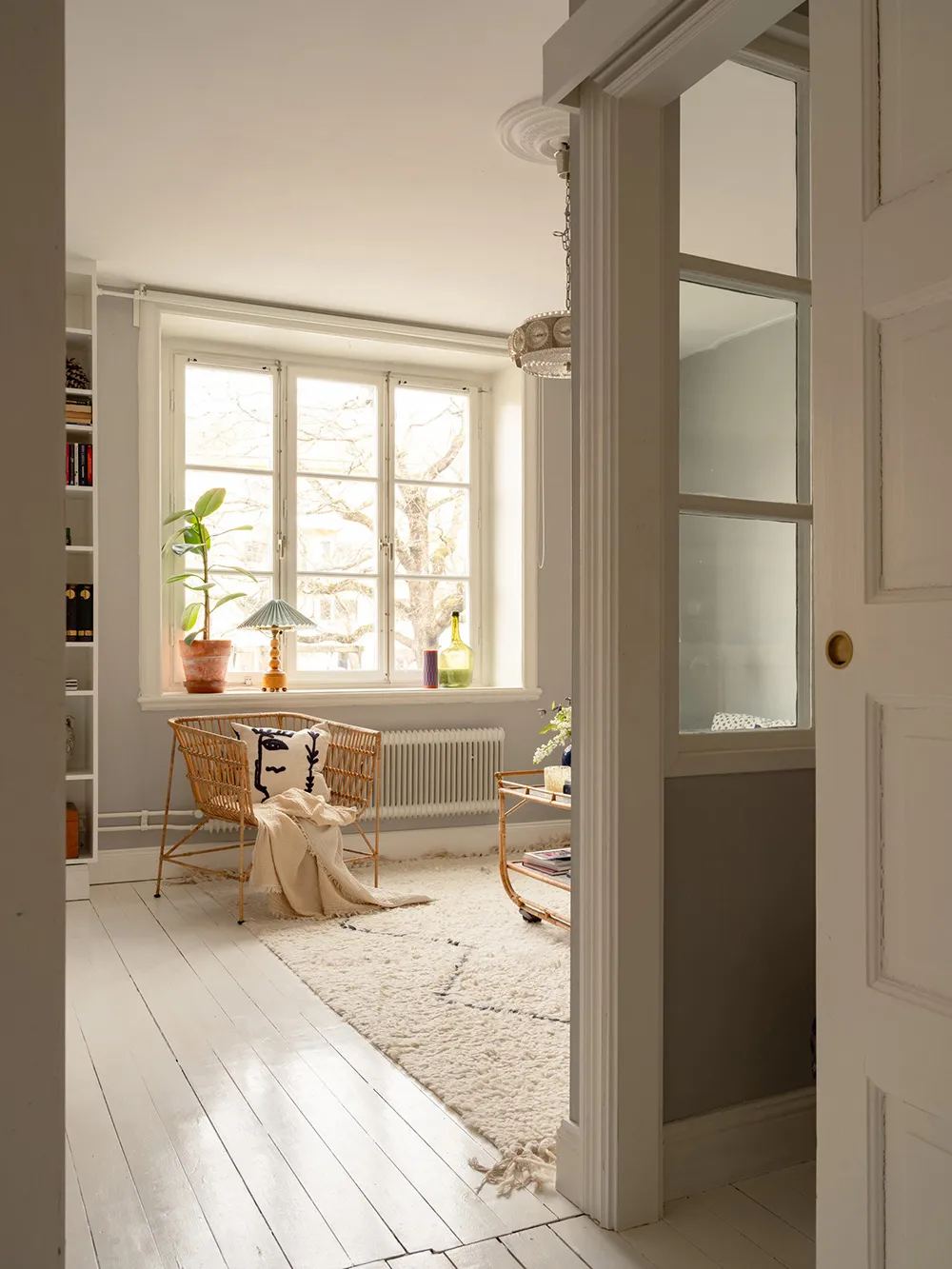 Маленька шведська квартира з ніжним інтер'єром та плямистим диваном (38 кв. м) - Gallery image 10